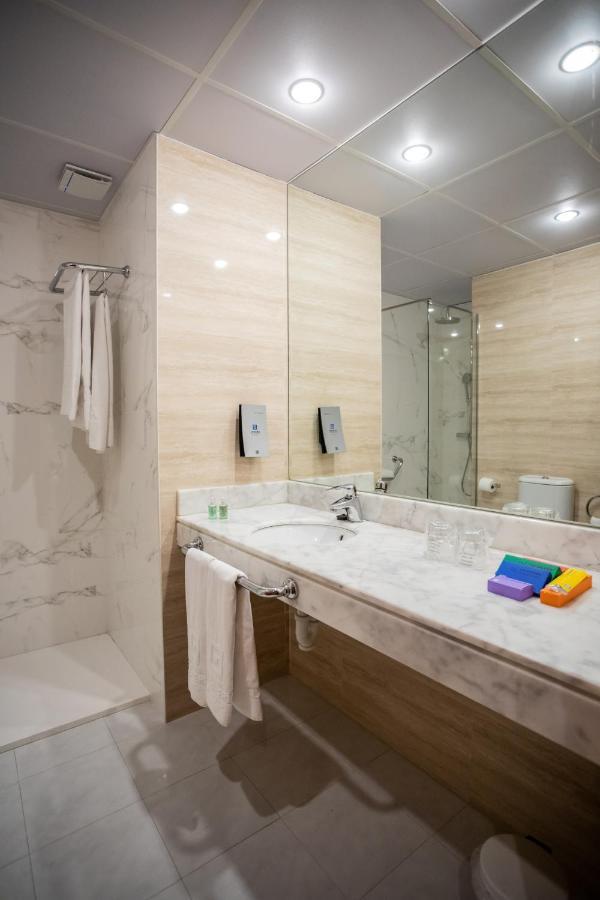 Single Room,1431880978:JPEG