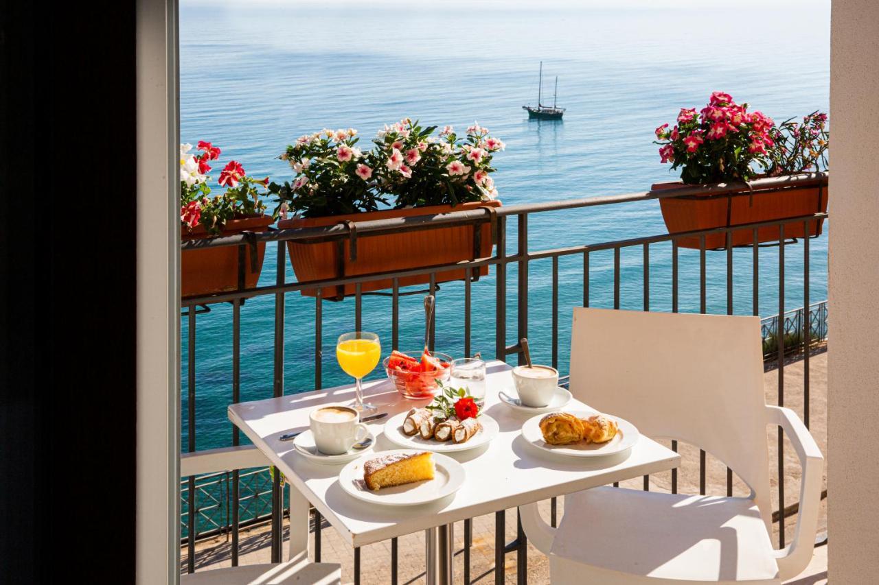 Camera Quadrupla con Balcone e Vista Mare