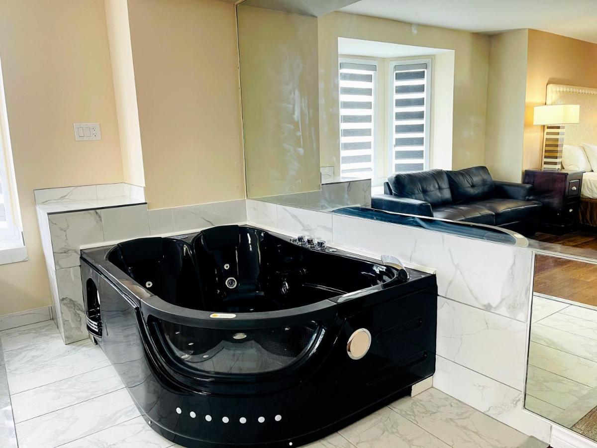 Suite with Hot Tub