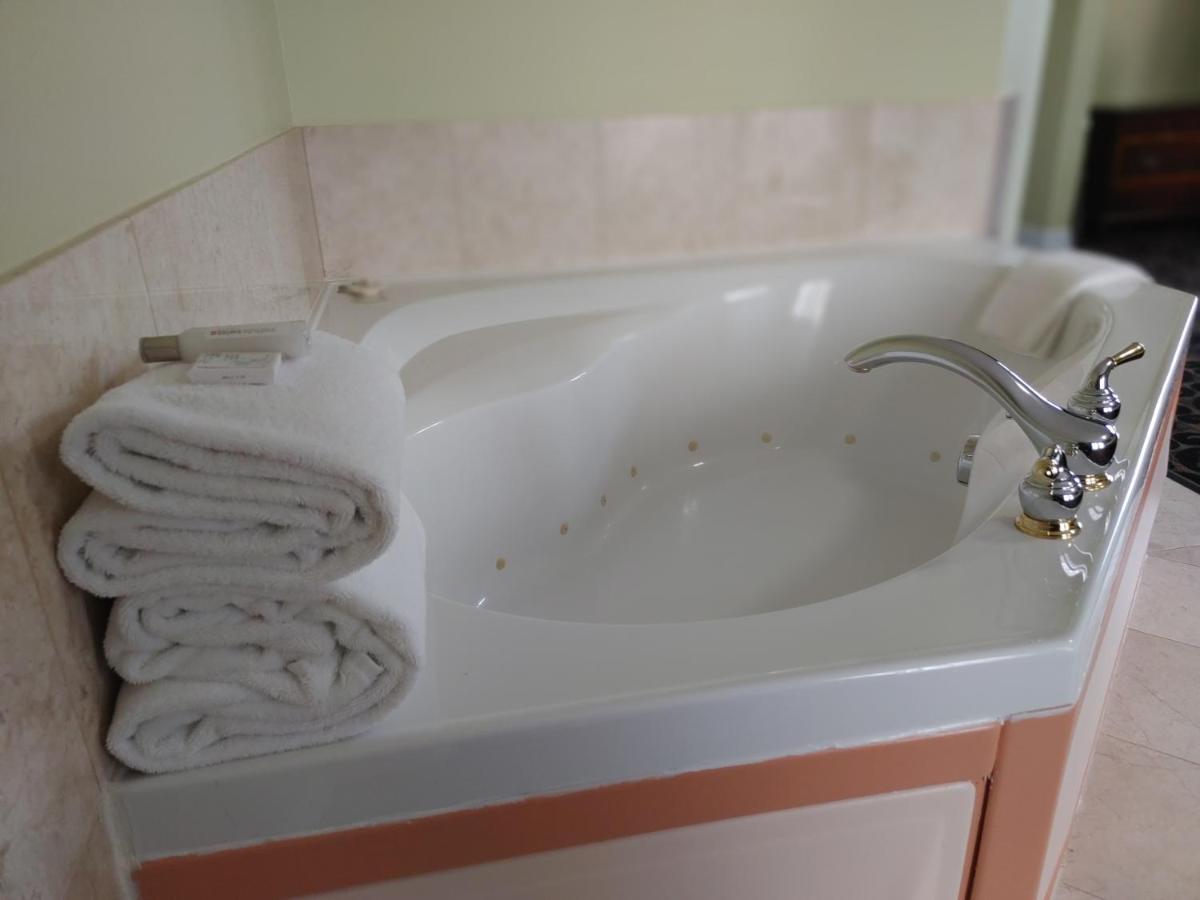 Queen Room with Spa Bath