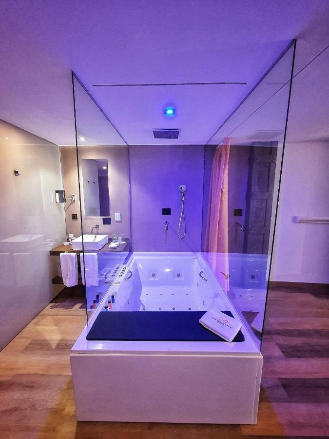 Junior Suite Hot Tub,451360923:JPEG