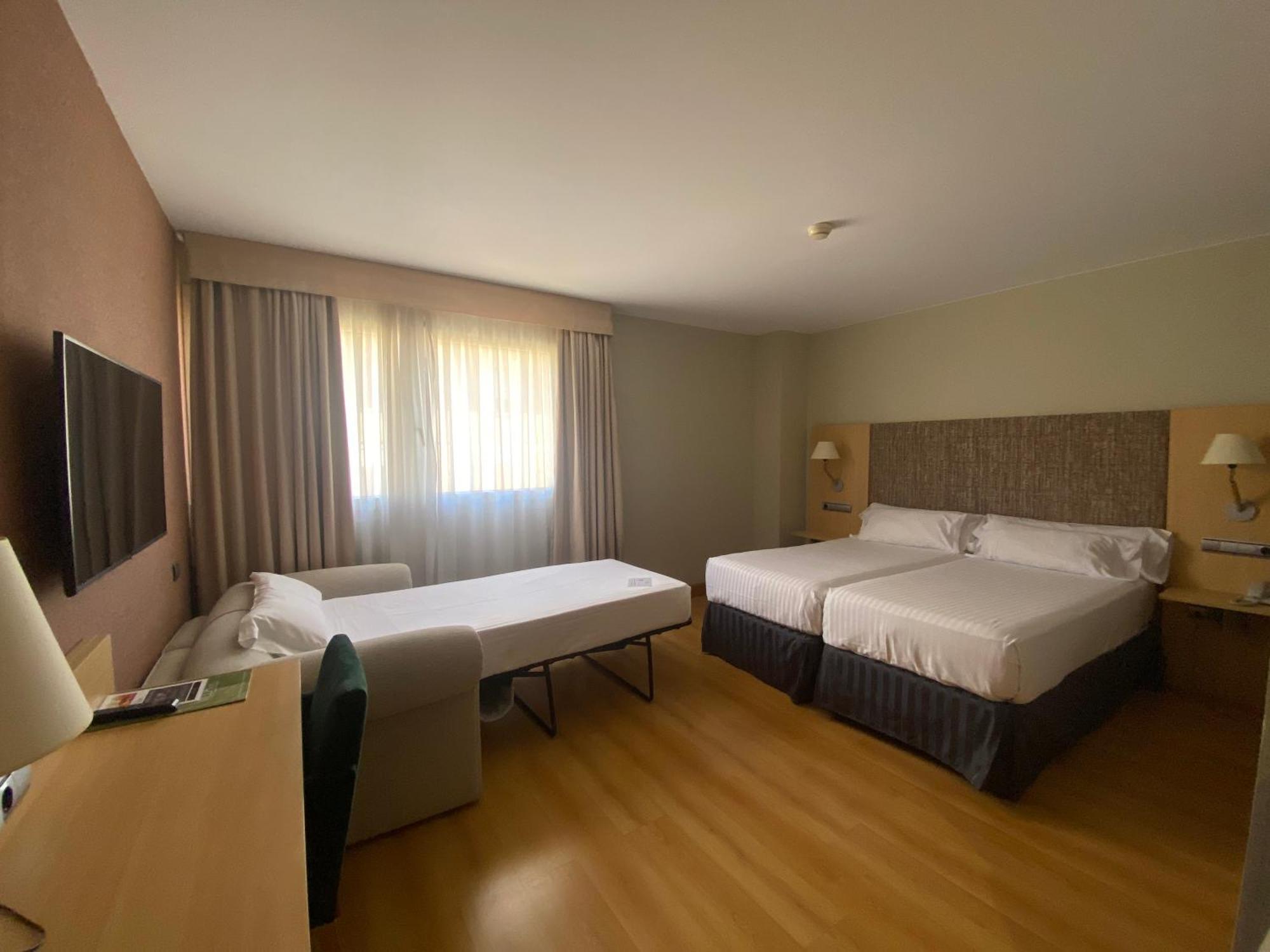 Habitación Triple con 2 camas individuales y sofá cama