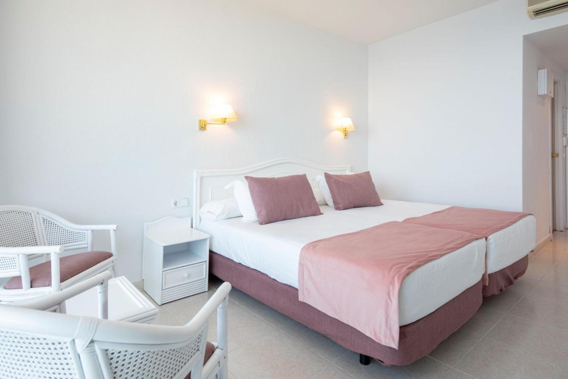 Classic Double Room lateral sea view balcony