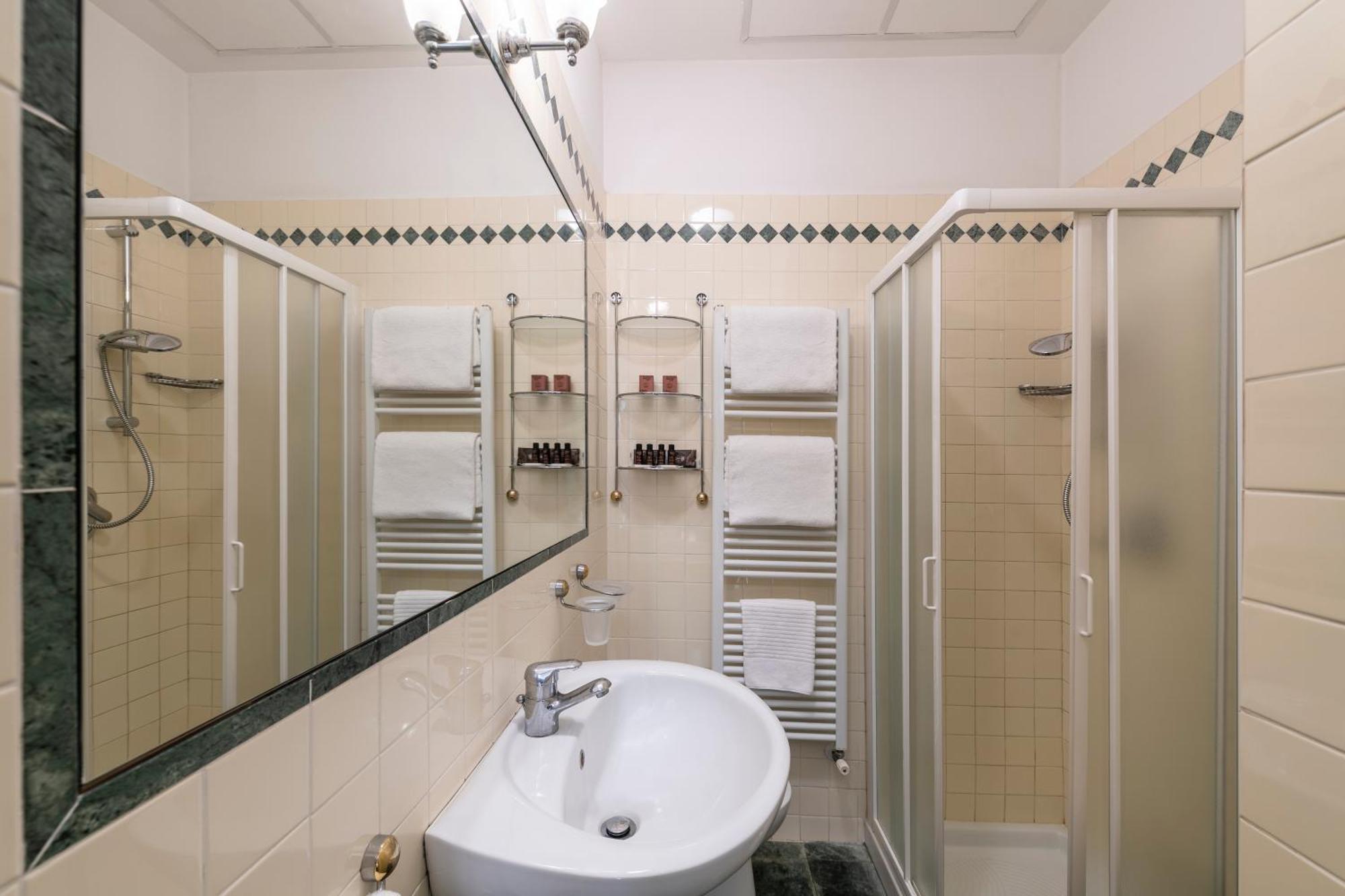 Quarto Superior com Cama de Casal ou 2 de Solteiro e Terraço