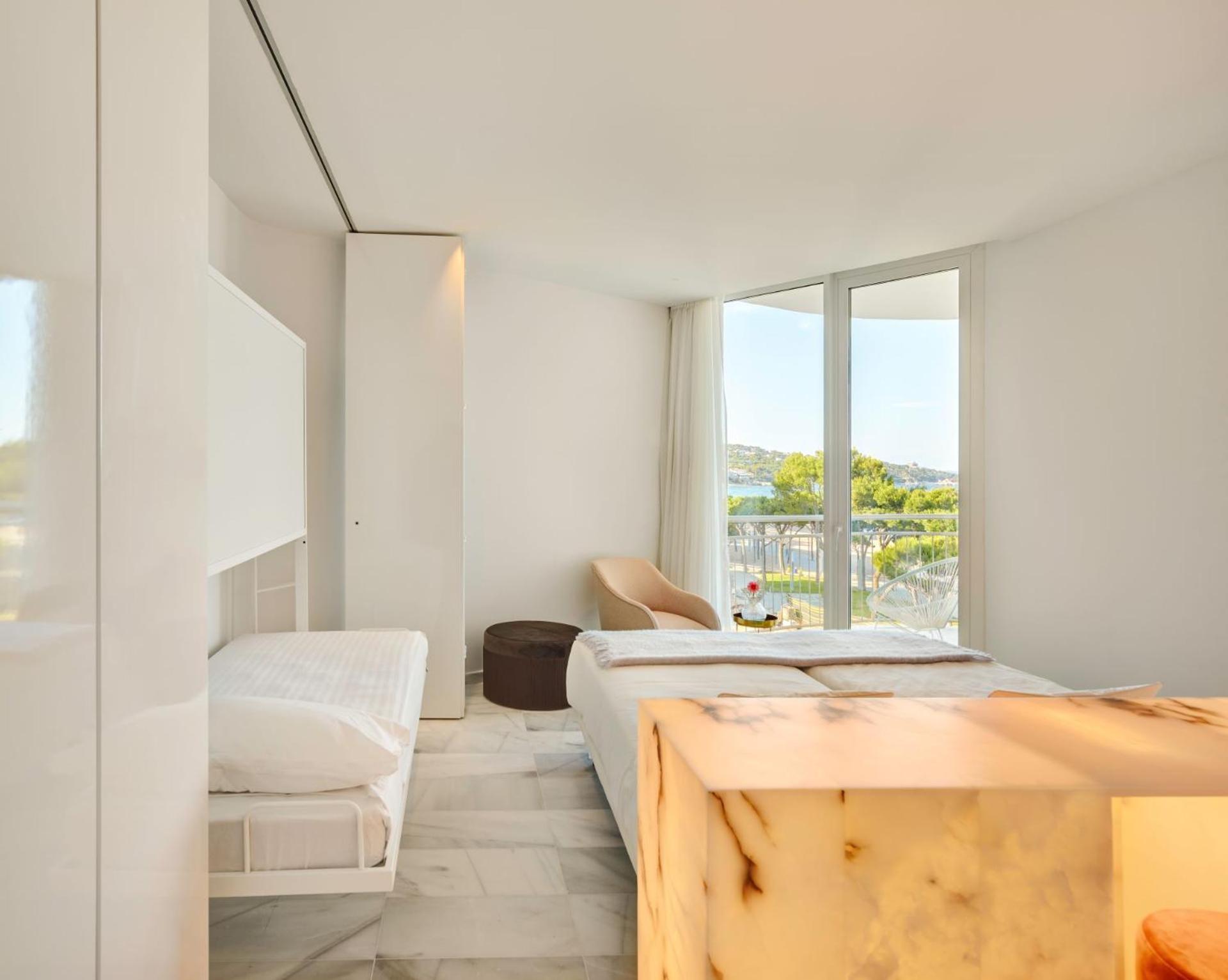 Double Room Lateral Sea View Balcony