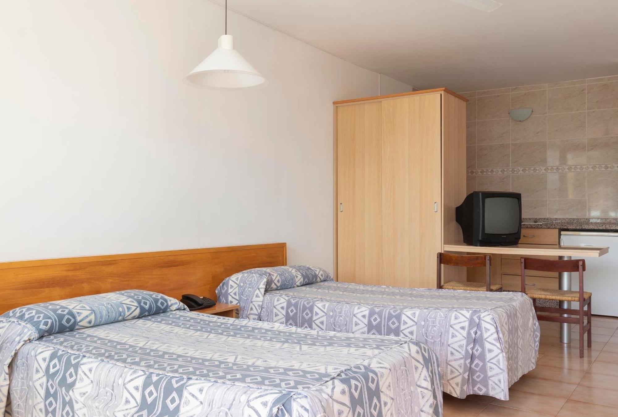 Studio (2 Adults),1272424636:JPEG