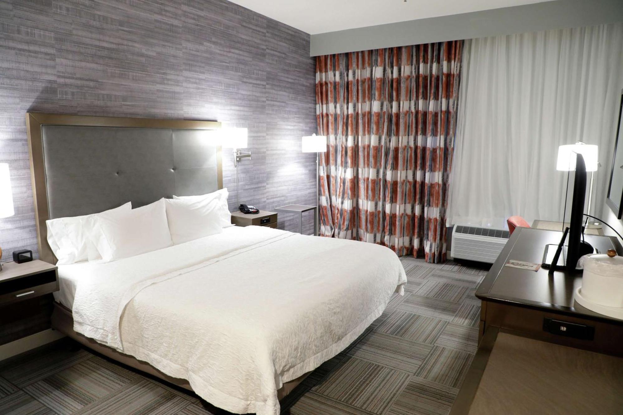 King Room with Accessible Tub - Mobility and Hearing Access/Non-Smoking