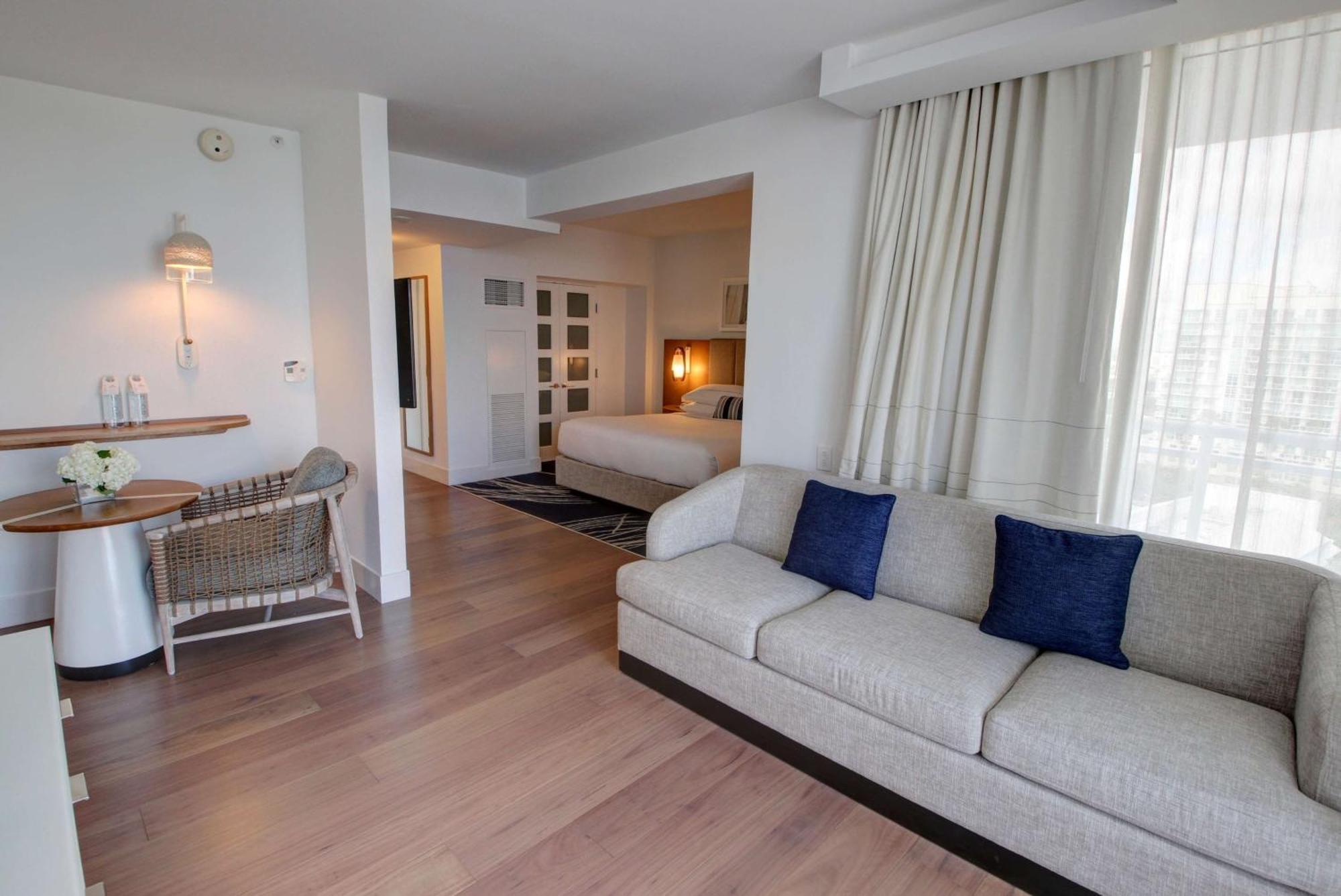 King Suite with Corner Balcony and View,1279375642:JPEG