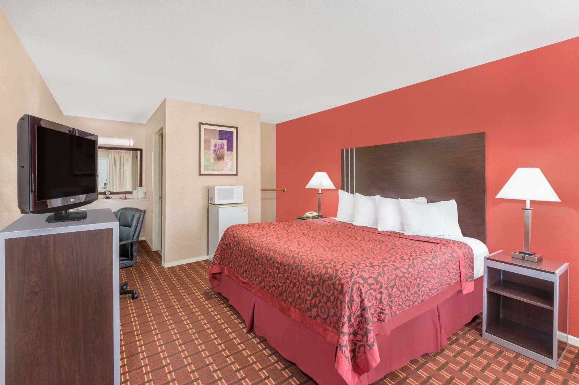 King Room with Roll-In Shower - Mobility/Hearing Accessible - Non-Smoking