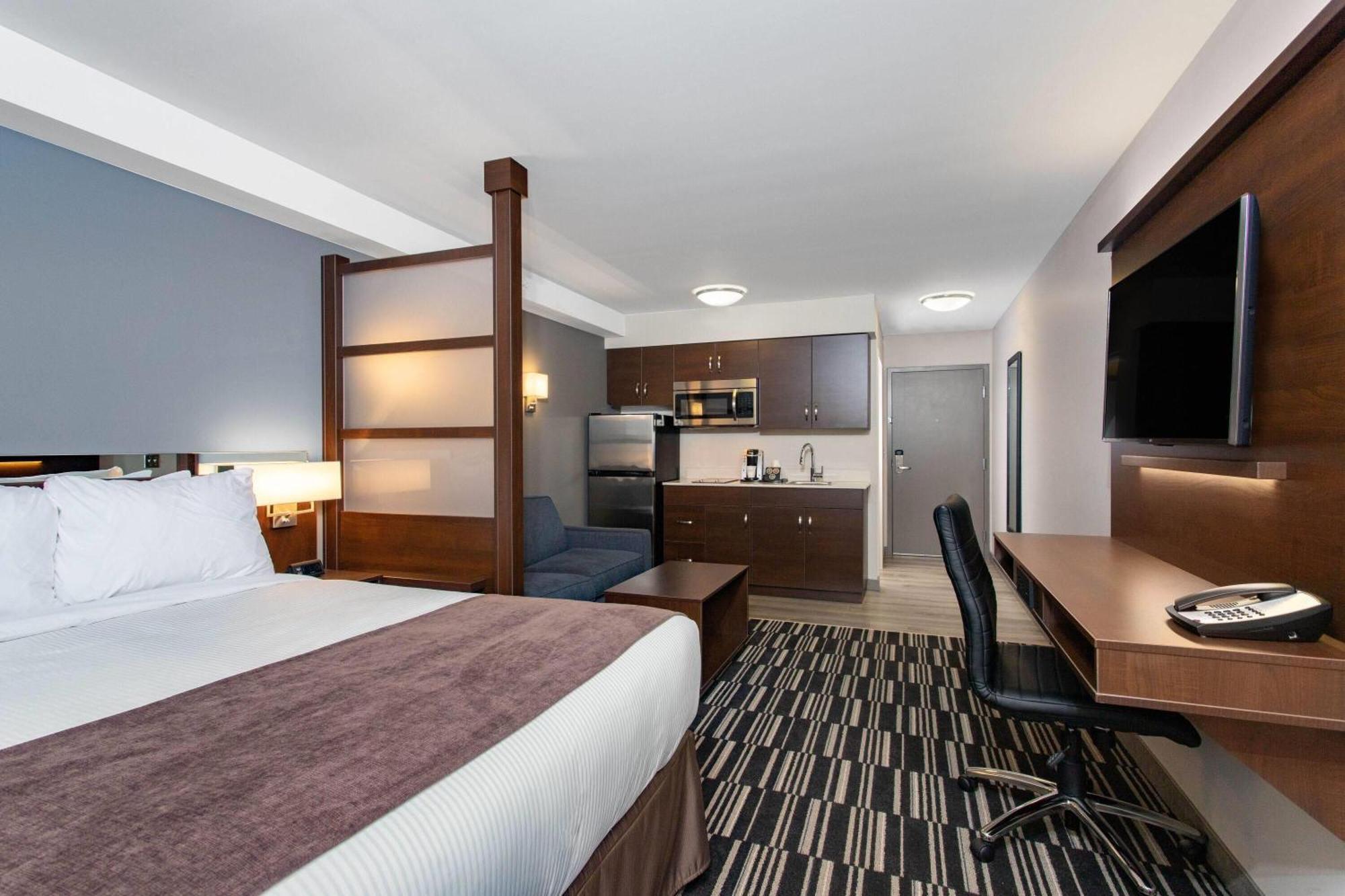 Queen Studio Suite with Kitchenette - Non-Smoking