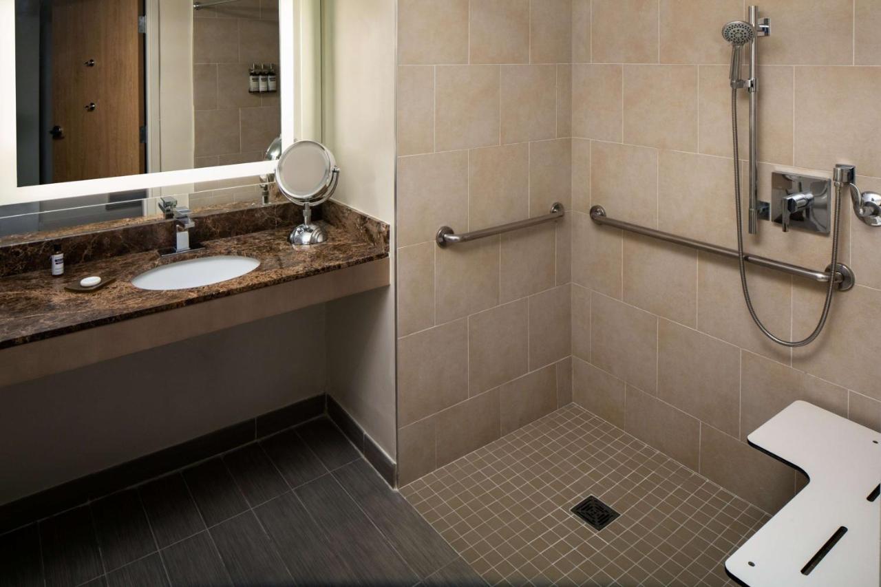 King Room with Accessible Shower - Disability Access