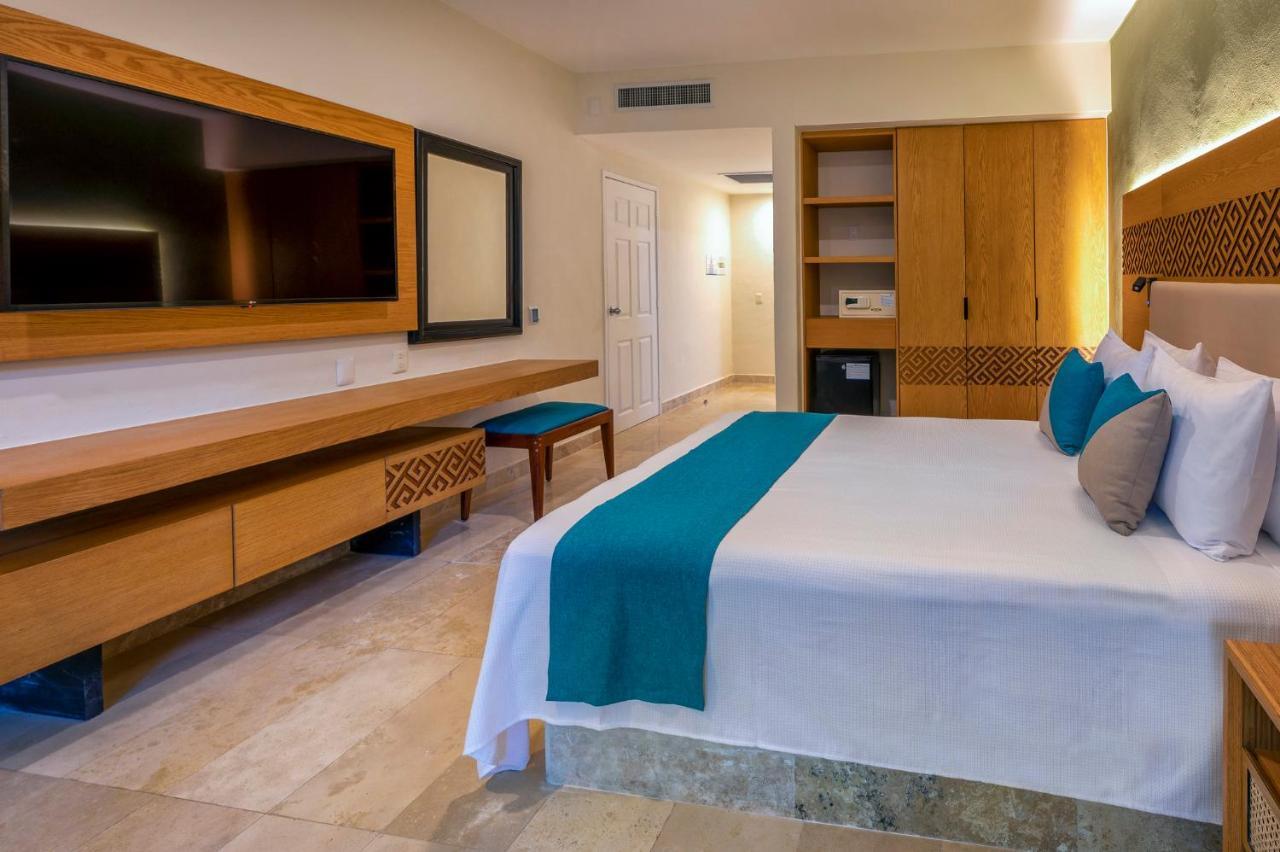 Accessible Queen Room Garden View One Queen Bed Non-Smoking