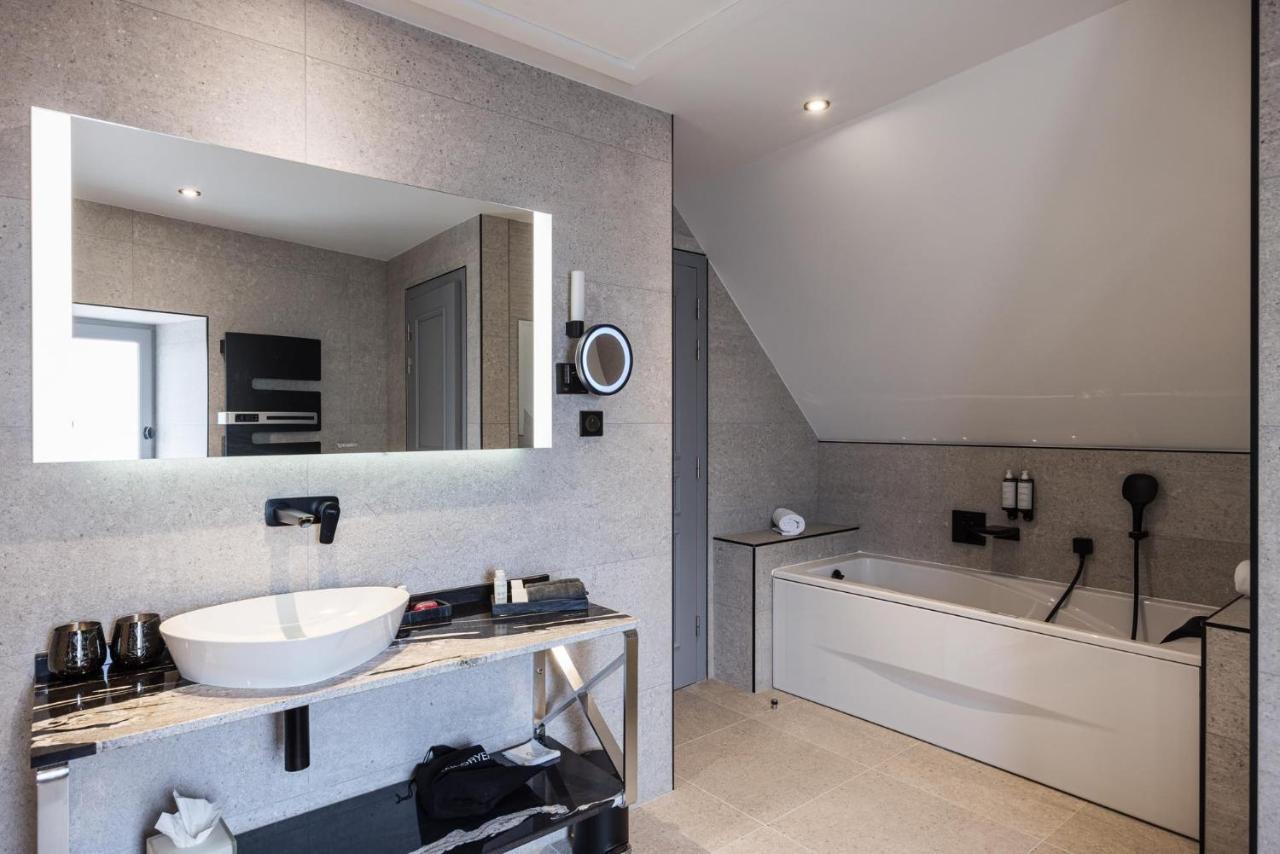 Deluxe Suite Shower Spa Bath