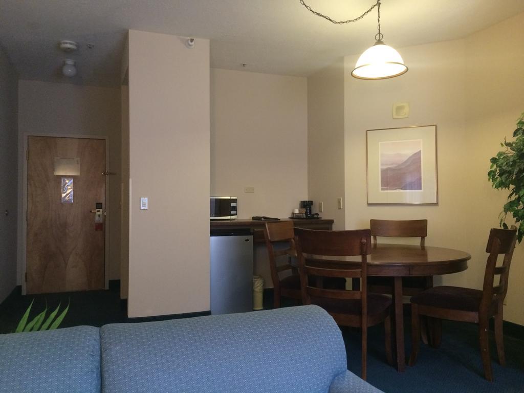 One-Bedroom Deluxe King Suite Non-Smoking,702404482:JPEG