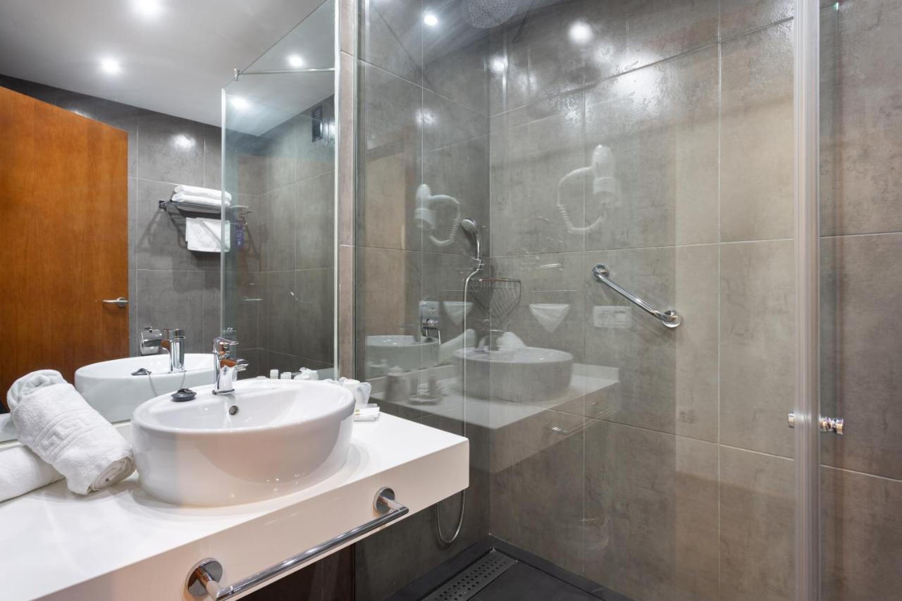 Camera Matrimoniale con Balcone e Vista Piscina