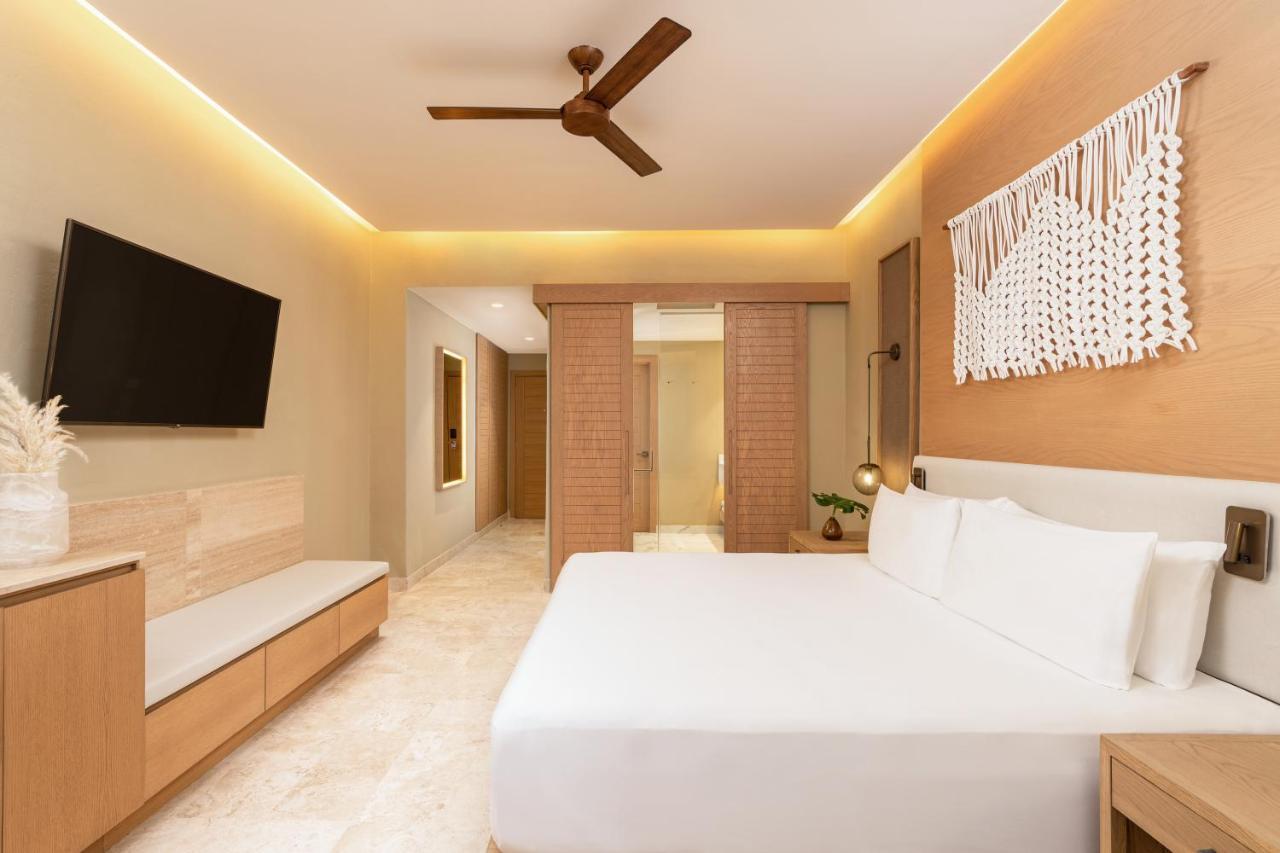 Junior King Suite with Tropical View
