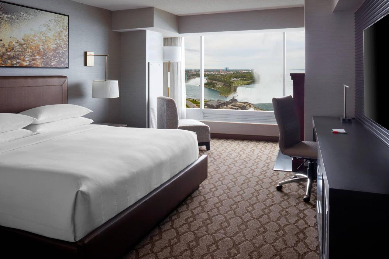 Kamer met Kingsize Bed en een Whirlpool - Superieur Uitzicht op Waterval