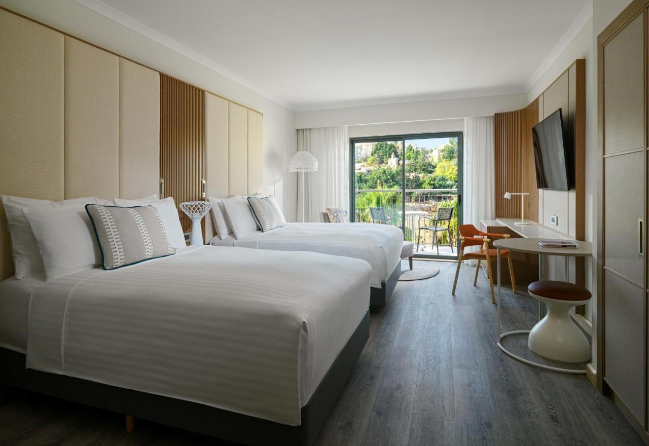 Deluxe Kamer met Uitzicht op het Zwembad en 2 Queensize Bedden - Balkon