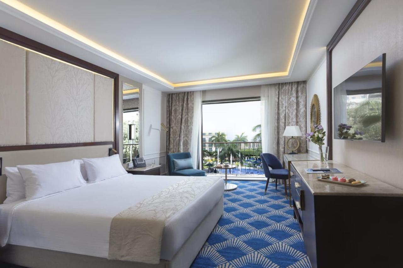 Premier Zimmer mit Poolblick