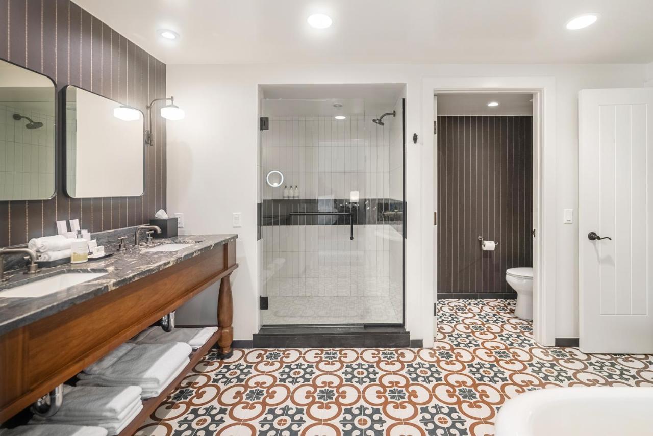 Estate King Suite Roll Shower,1398651686:JPEG