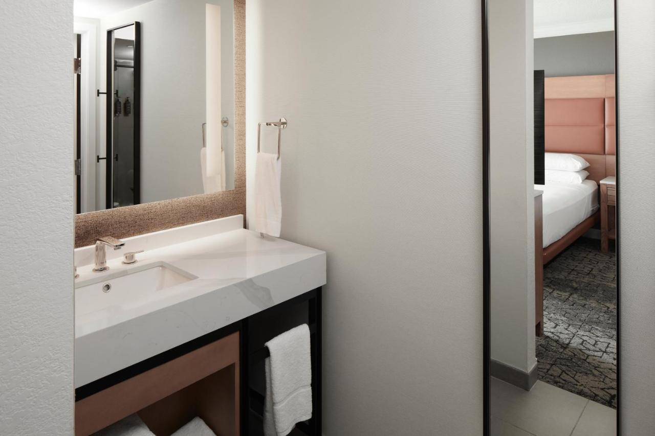 Guest room, 1 King, Sofa bed, City view, Balcony