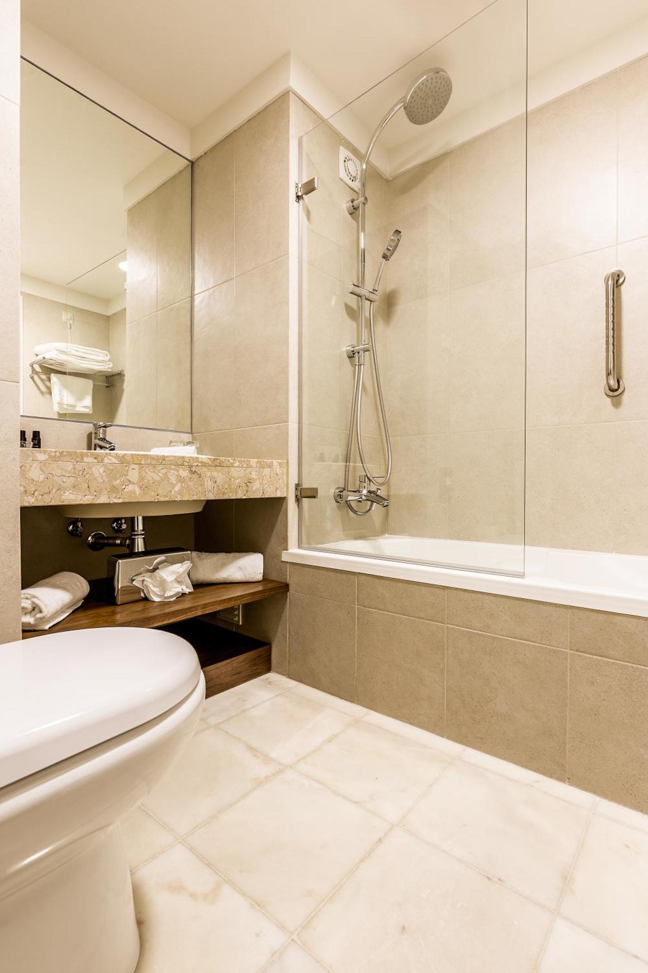 Quarto com 2 Camas de Solteiro e Vista da Piscina