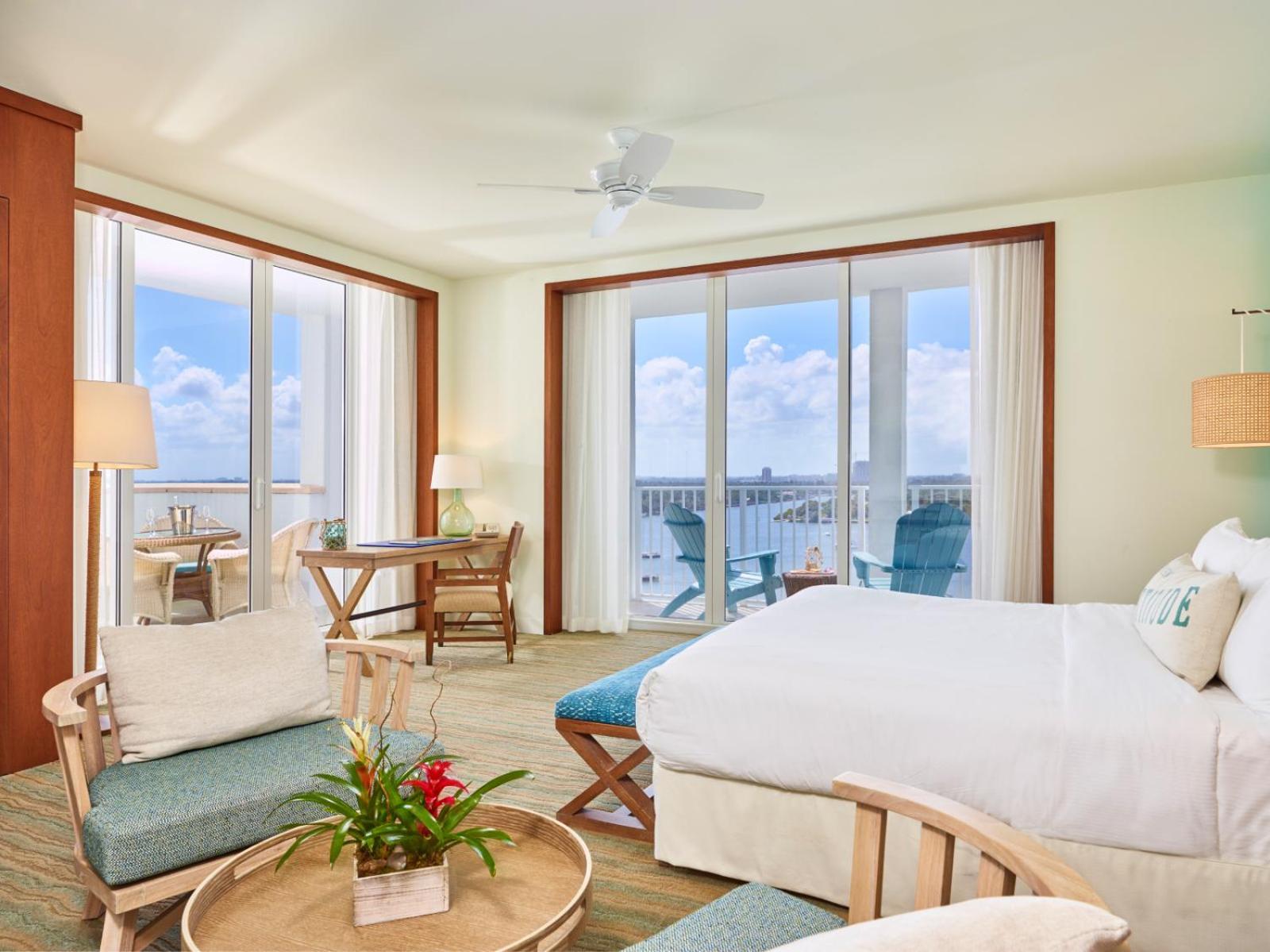 Suite Junior con cama extragrande y vistas intracosteras
