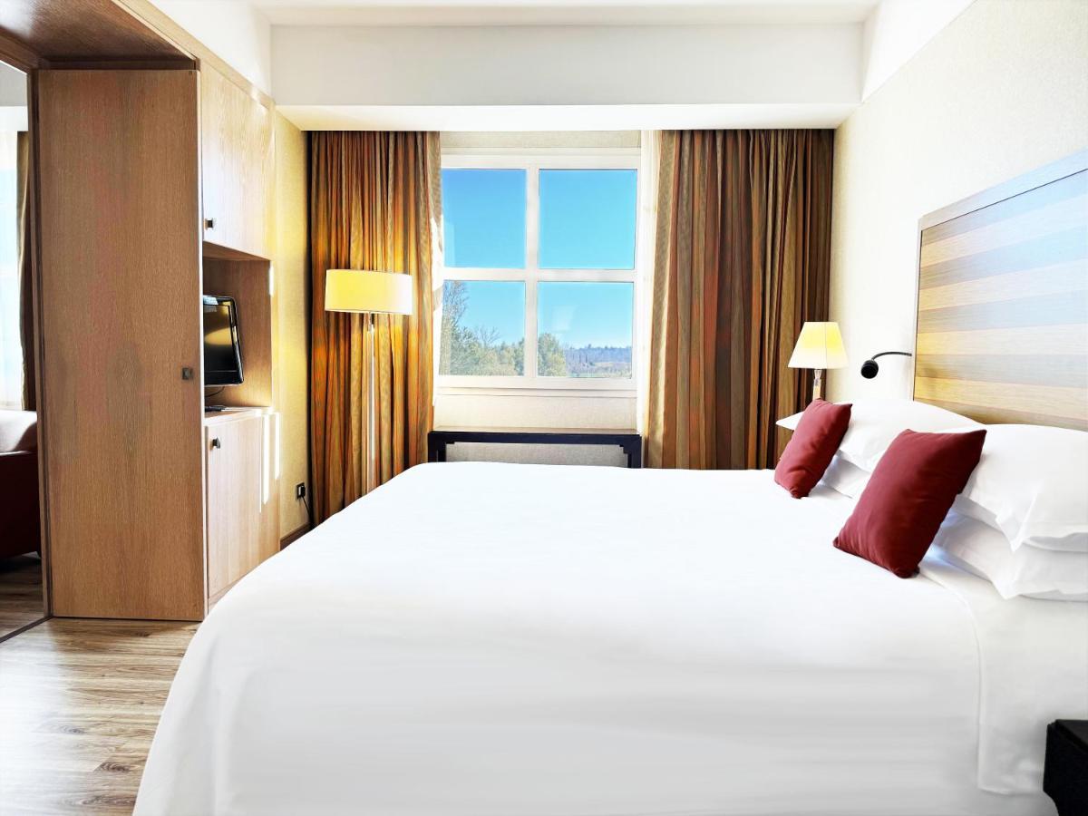 One-Bedroom Senior Executive King Suite with Garden View,1498573945:JPEG