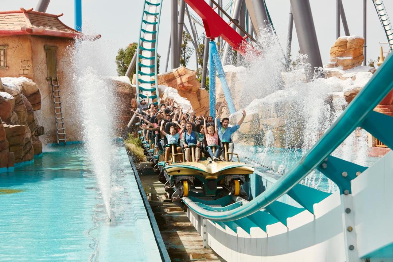 Hébergement Standard avec Vue sur Piscine (2 Adultes + 2 Enfants) avec Accès au Parc d'Attractions + 1 Accès à Ferrari Land