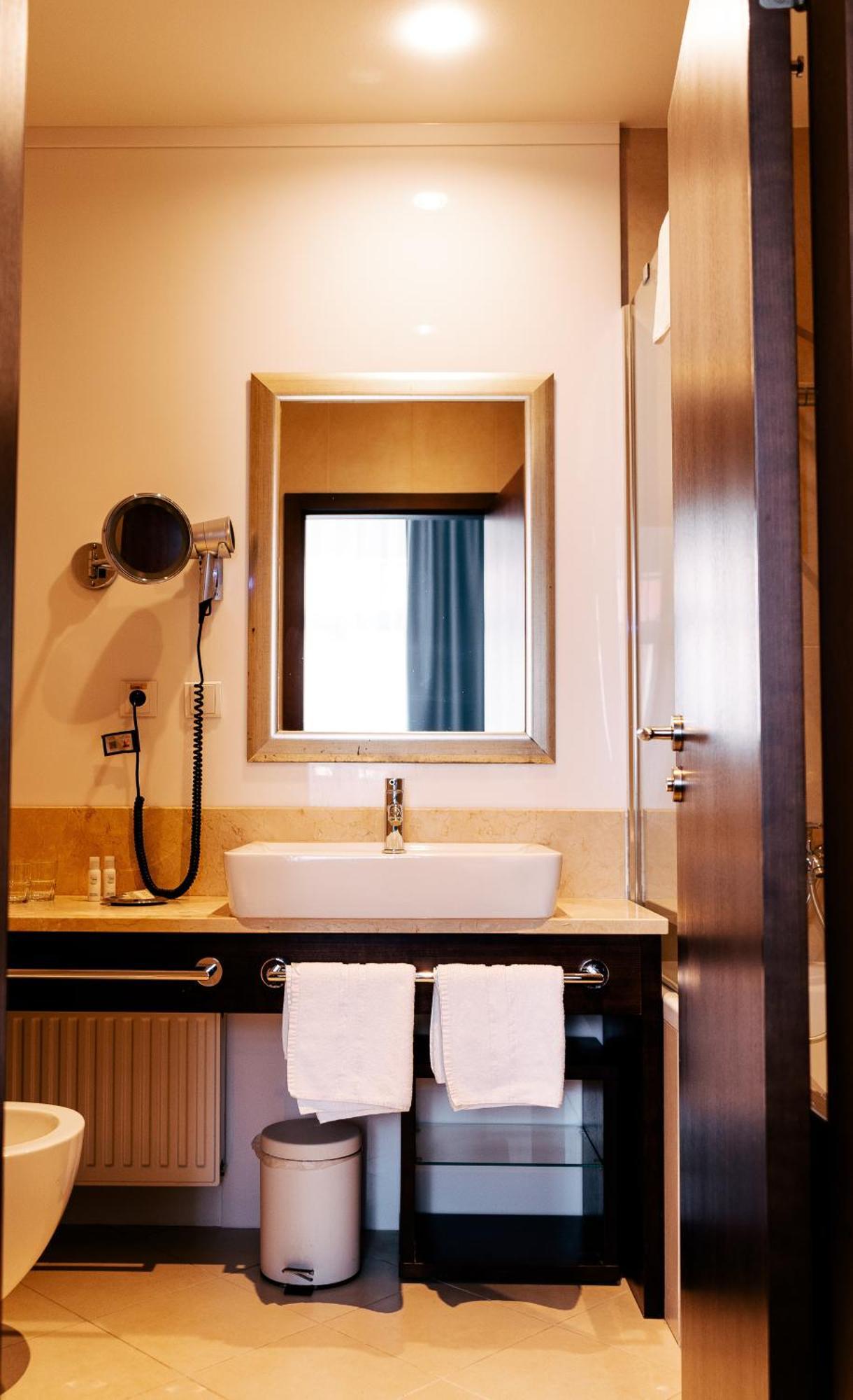 Deluxe Double Room with Balcony,1498974136:JPEG