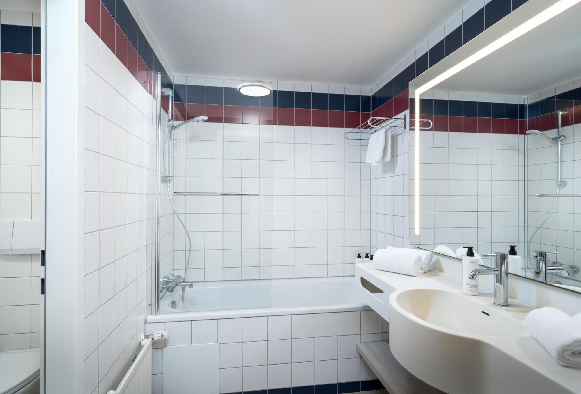 Standard Double Room with bath and shower,1623644202:JPEG