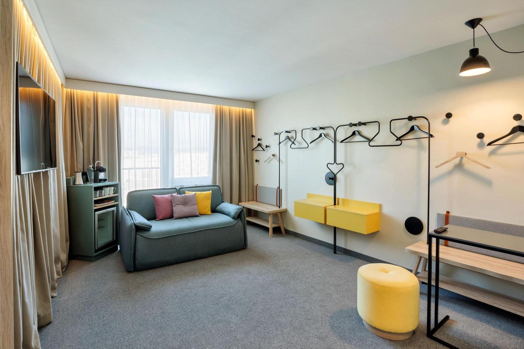 Zimmer mit Kingsize-Bett und Sofa