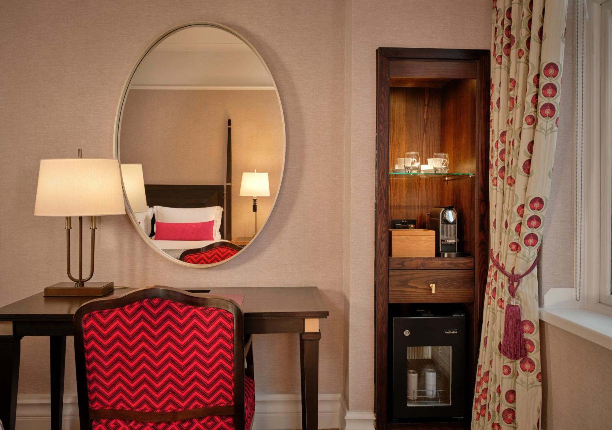 Executive, Larger Guest room, 1 King,1535651125:JPEG