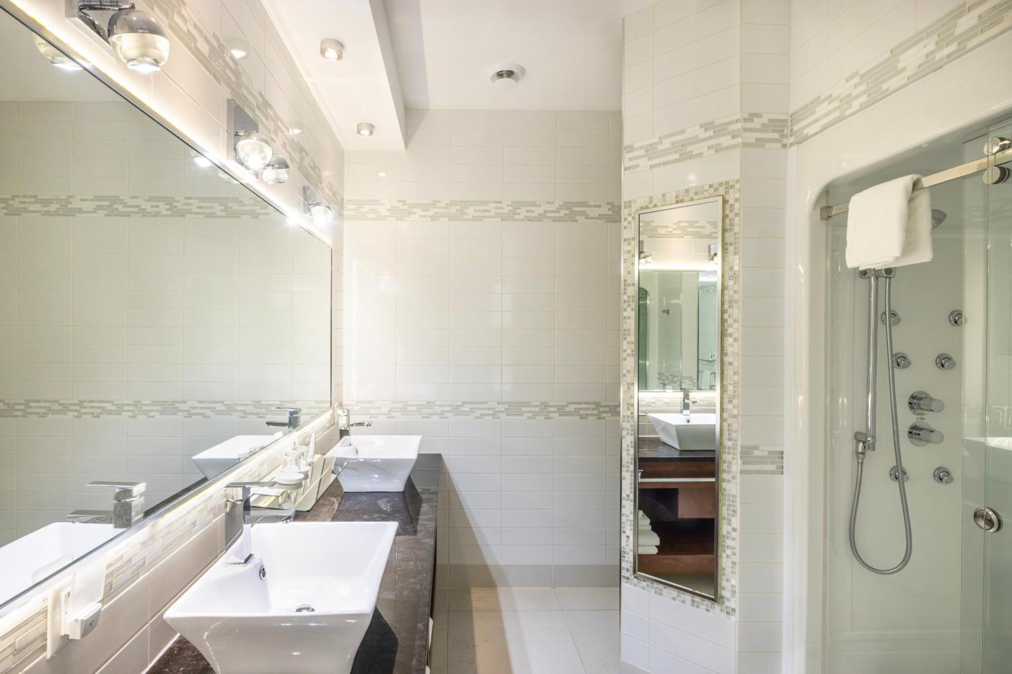 Deluxe King Room with Spa Bath
