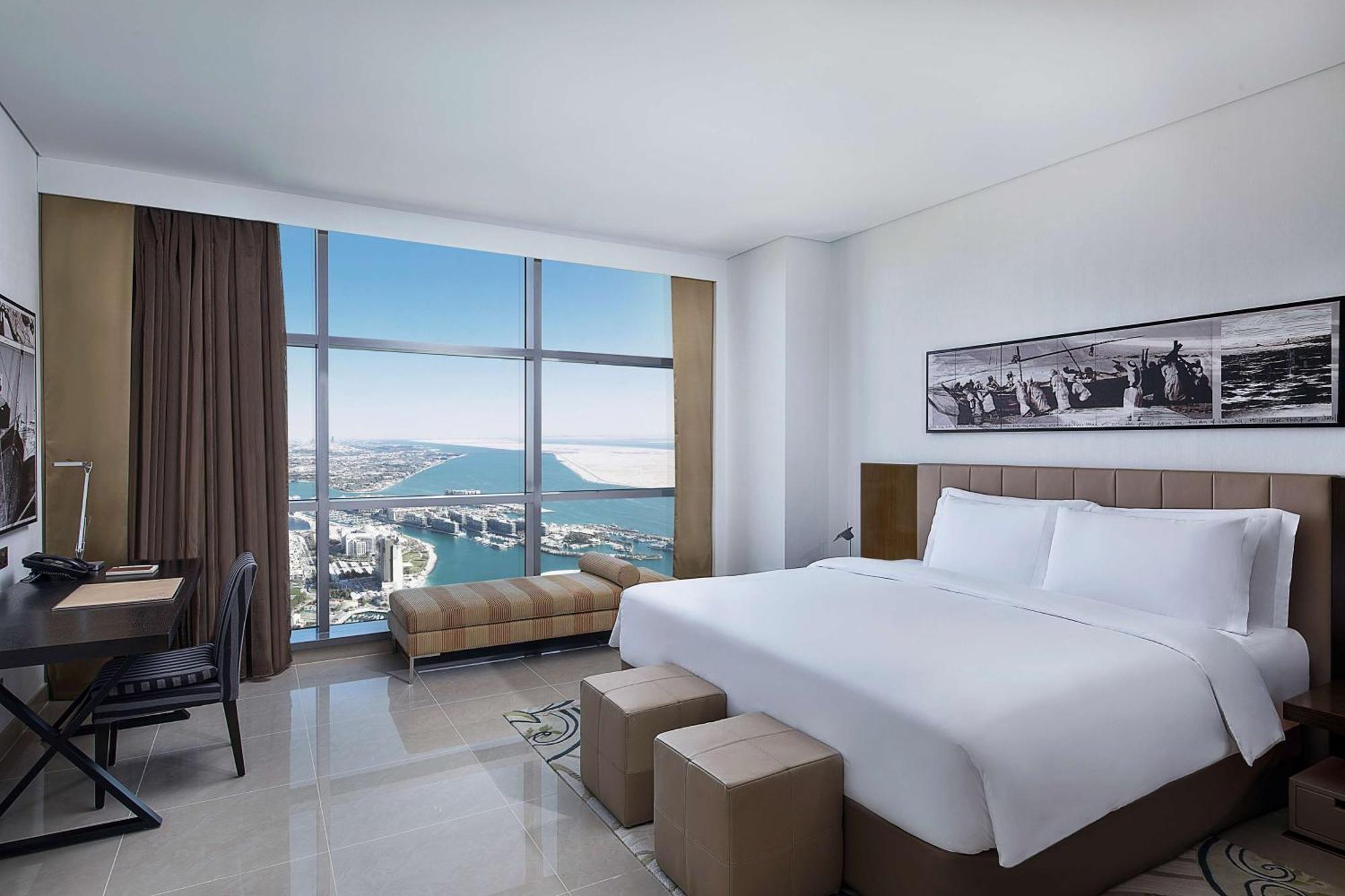 Apartamento de dos dormitorios con dos camas y vistas al mar