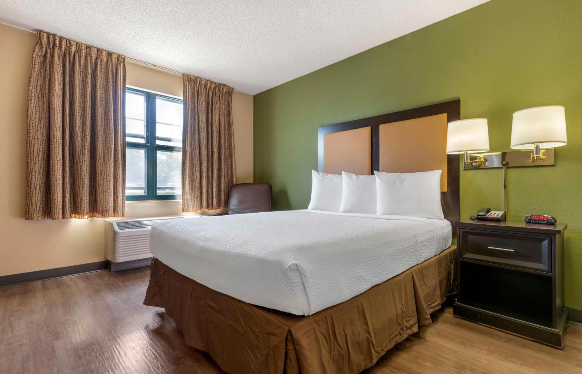 Queen studio 1 Queen Bed Disability Access or Non-Smoking