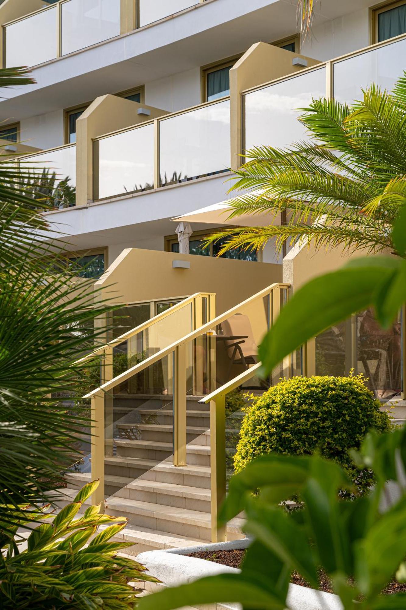 Superior Double Room direct access to the Pool