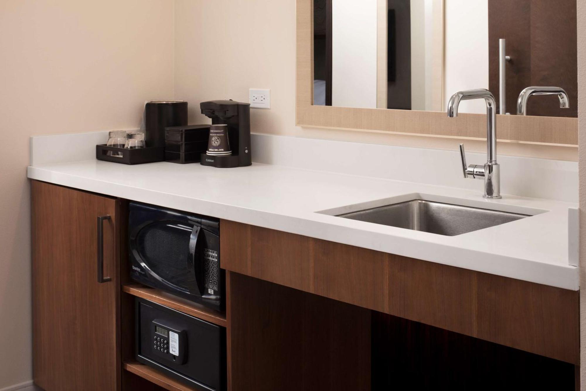 King Studio Suite with Roll-in Shower - Mobility Access,1552343779:JPEG