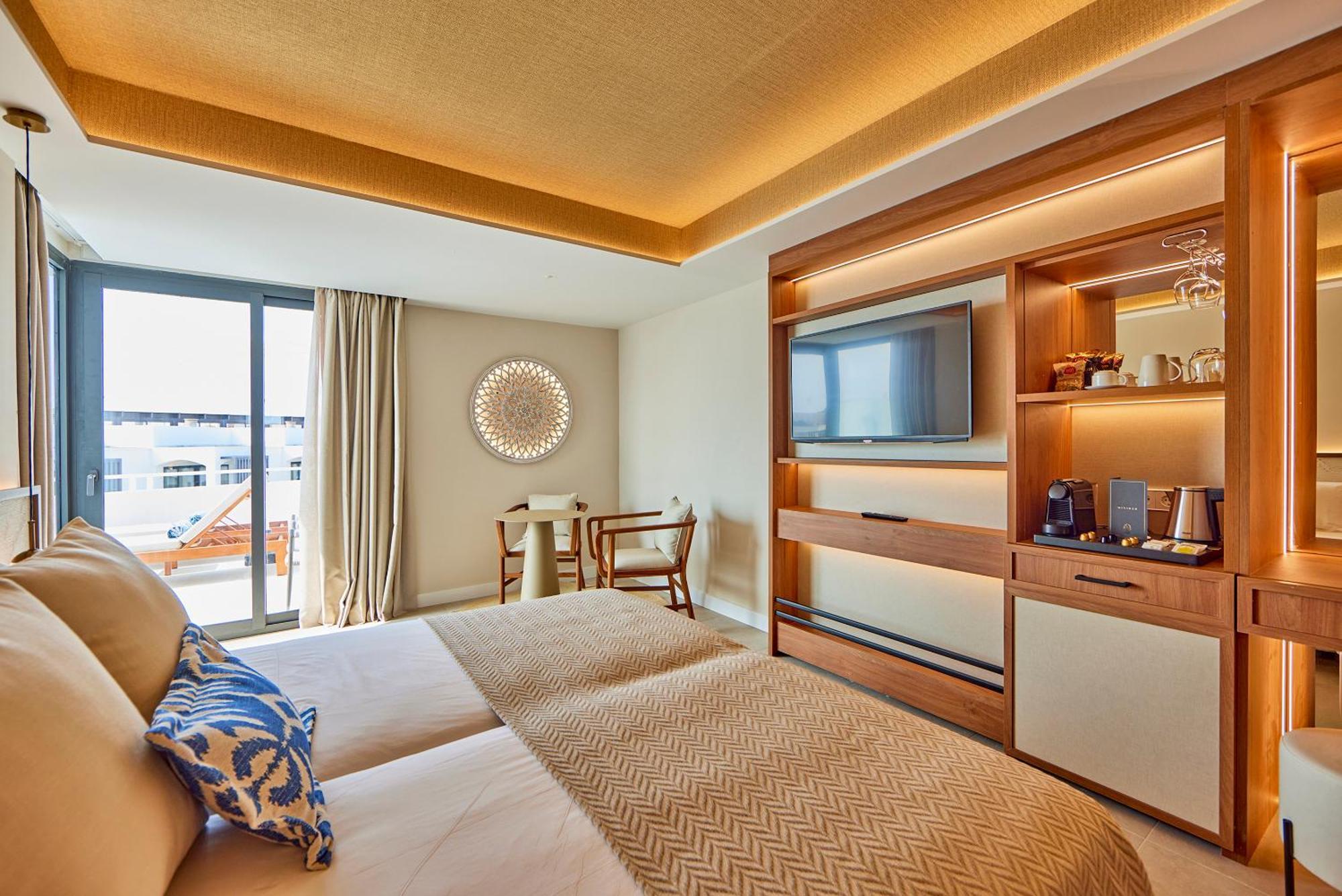 Suite Junior con vistas parciales al mar