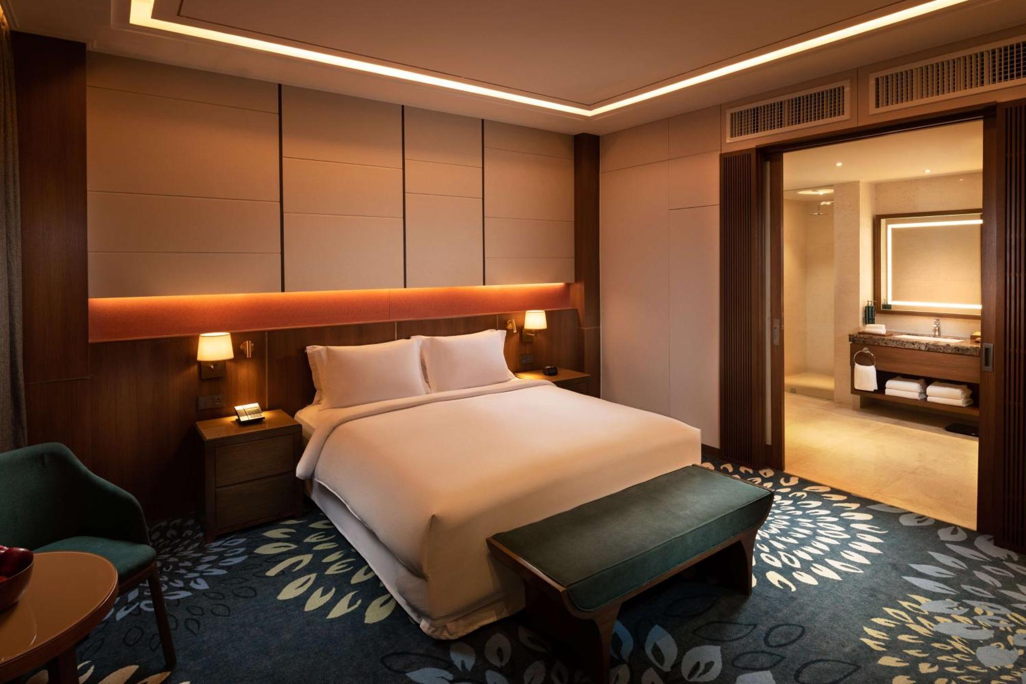 One-Bedroom King Suite with Balcony