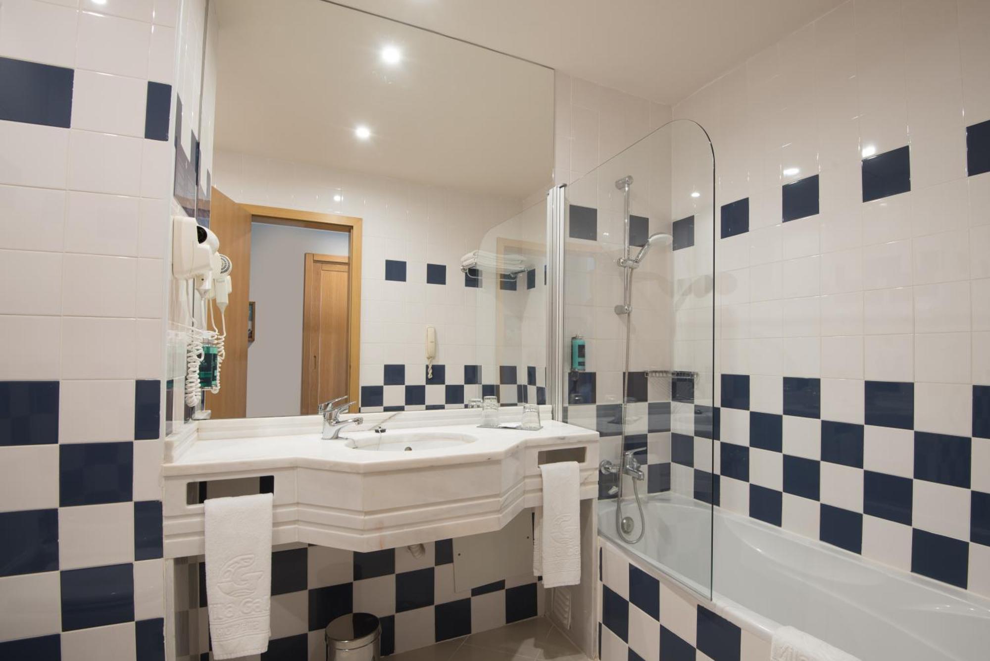 Family Room (2 Adults + 2 Children),1566903182:JPEG