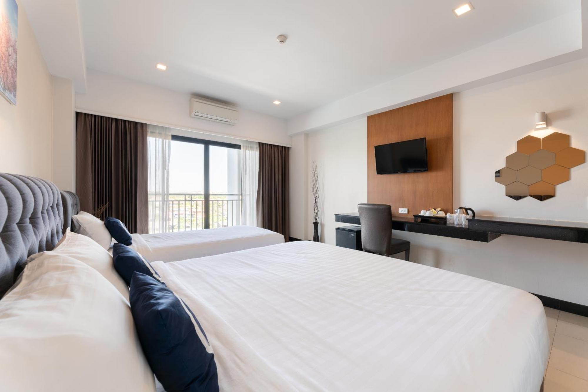 Deluxe Triple Room Balcony Airport Shuttle,1584724975:JPEG
