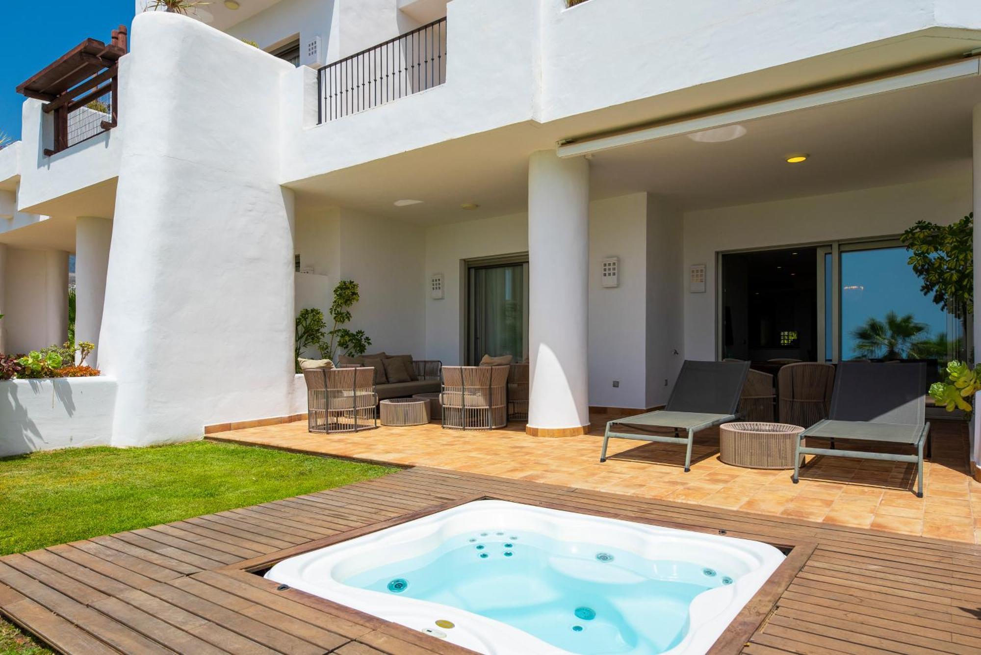 Two-Bedroom Suite Jacuzzi Partial Sea View