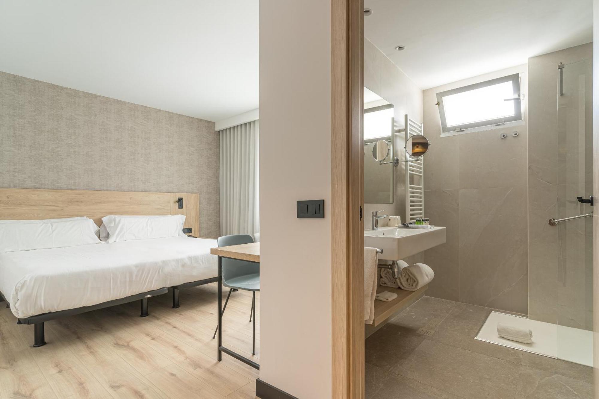 Interior Queen Double Bed Room,1613662055:JPEG