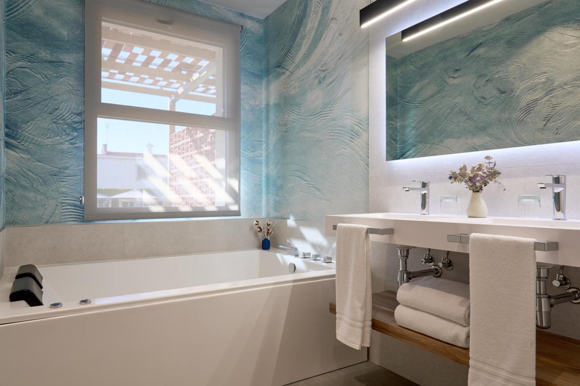 King Suite Spa Bath,1594671186:JPEG