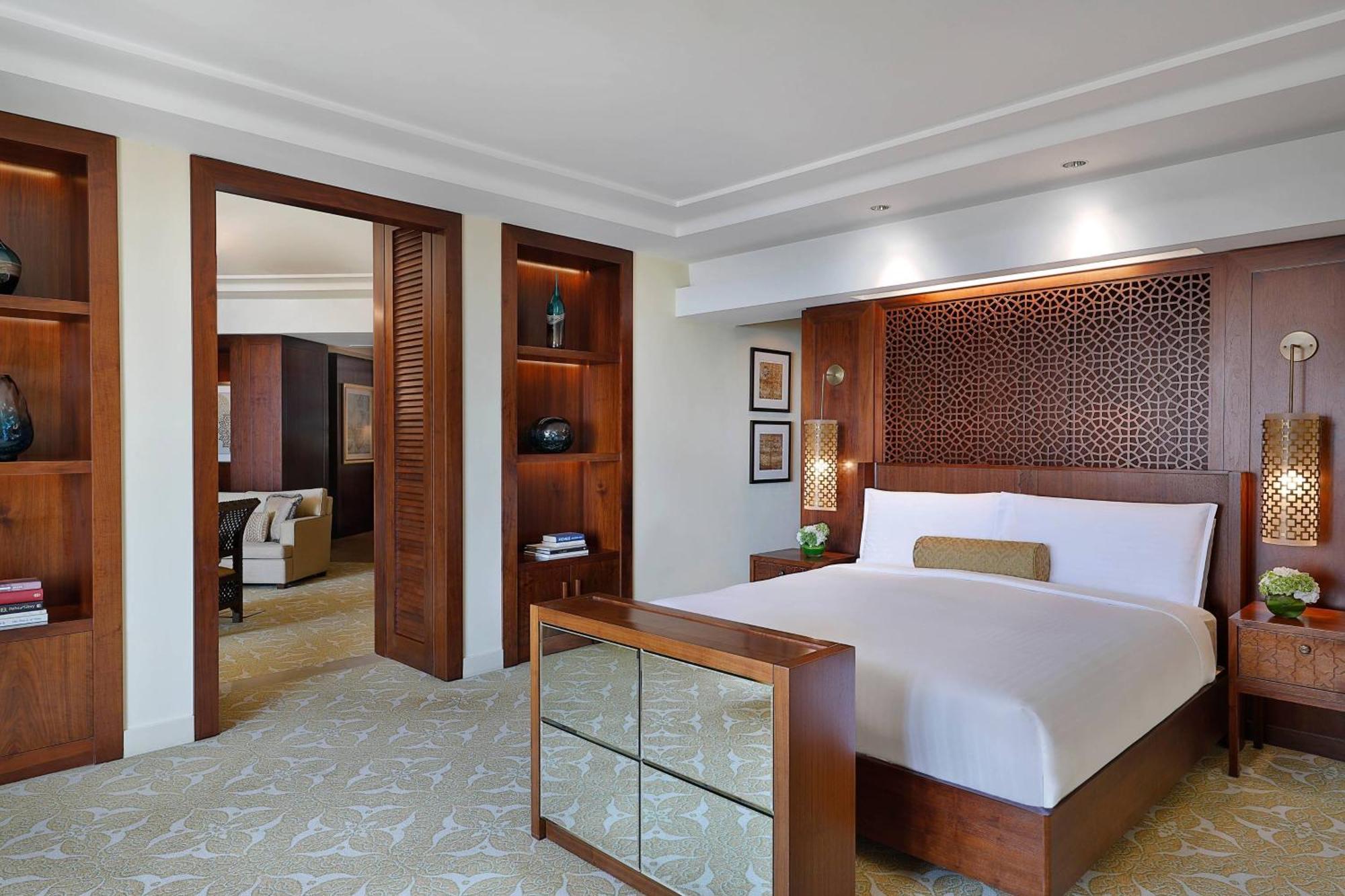 Ocean Club One Bedroom Suite, 1 King Bed, Club Lounge Access with 5 Culinary Presentations Including Breakfast and Free Flowing Beverages,1615382547:JPEG