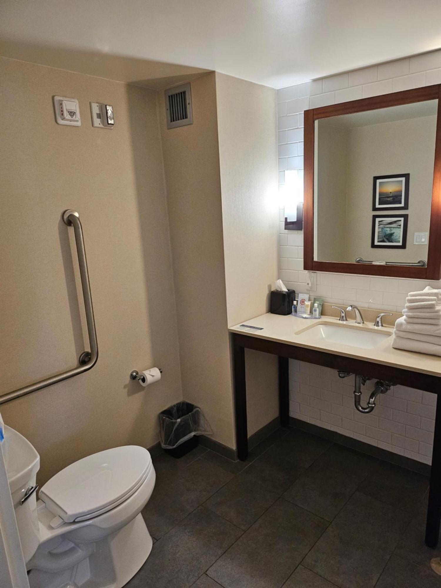 Efficiency Queen Room - Accessible/Non-Smoking