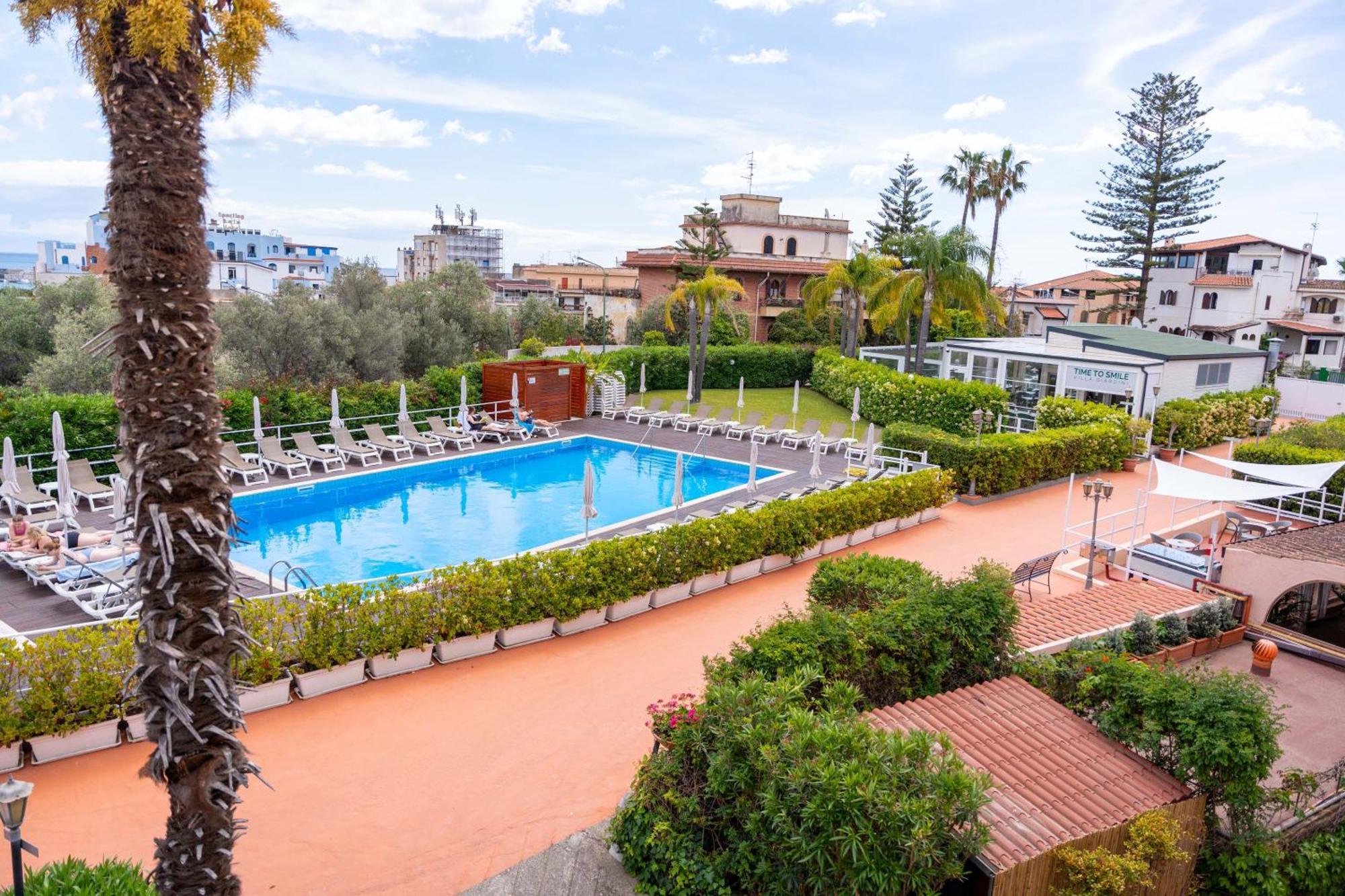 One-Bedroom Apartment with Pool View