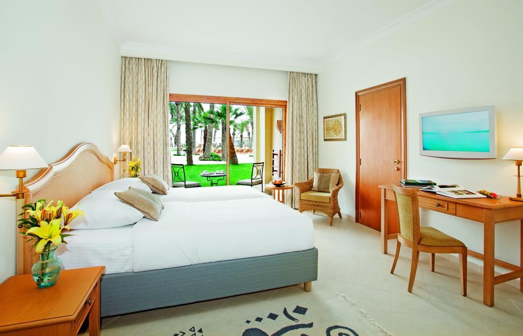 Klassieke Kamer met Kingsize Bed en Uitzicht op het Zwembad