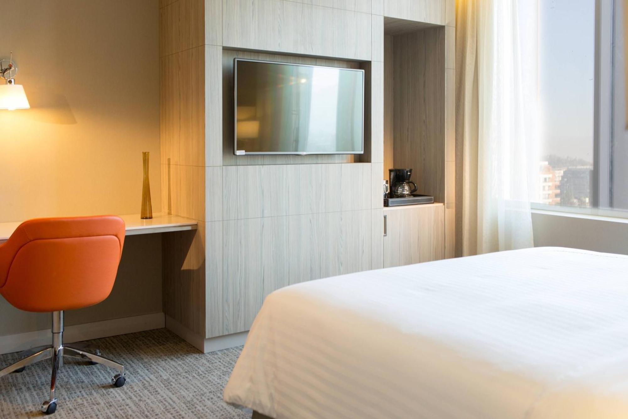 Suite met Kingsize Bed en Uitzicht op de Stad
